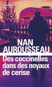 Des coccinelles dans de noyaux de cerise