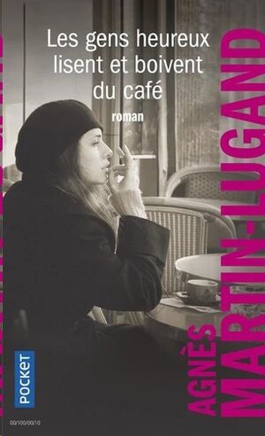 Les gens heureux lisent et boivent du café